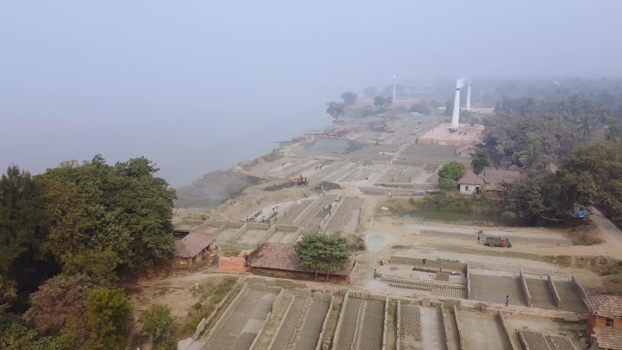 la industria del ladrillo se desarrolló alrededor del suelo aluvial a lo largo del río ganga