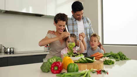 Eltern-Bereiten-Mit-Ihren-Kindern-Einen-Salat-Zu