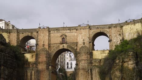 vista de cerca del puente nuevo y el desfiladero del tajo, ronda, andalucia, españa