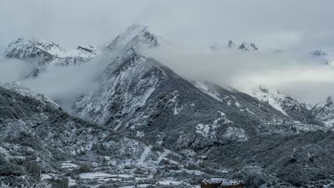 zeitraffer einiger wolken über schneebedeckten bergen