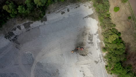 Imágenes-Aéreas-De-Drones-De-Un-Equipo-De-Cantera-Que-Extrae-Rocas,-Arena-O-Grava-Del-Suelo-Para-Producir-Materiales