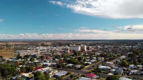 vista aerea del drone verso la struttura più alta di kingaroy, il silo di arachidi