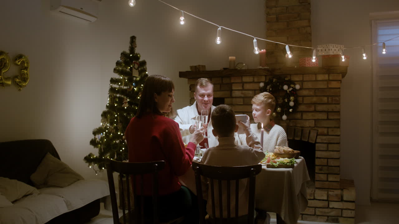 거실에서 새해 전날 축제.