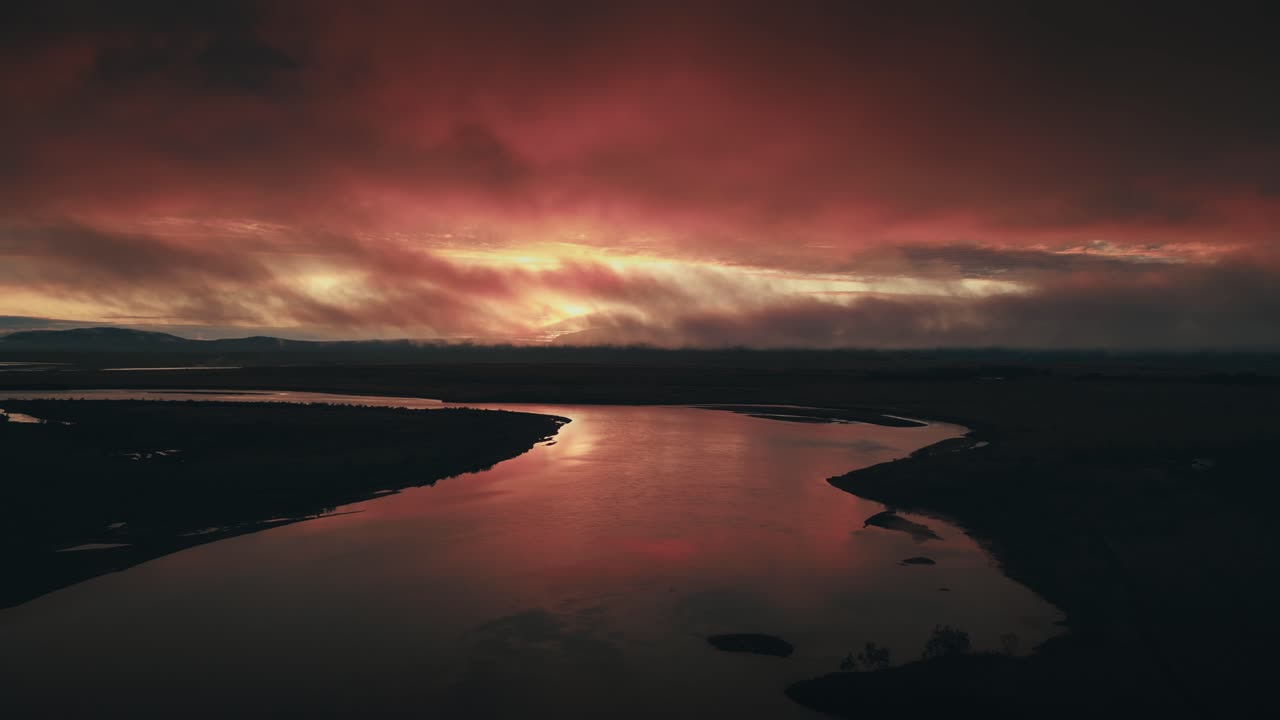 increíblemente hermoso drone aéreo de un atardecer rojo o amanecer contra un río