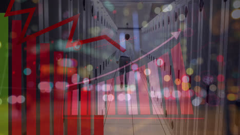 animación de gráficos y datos sobre vista trasera de un hombre caminando en la sala del servidor