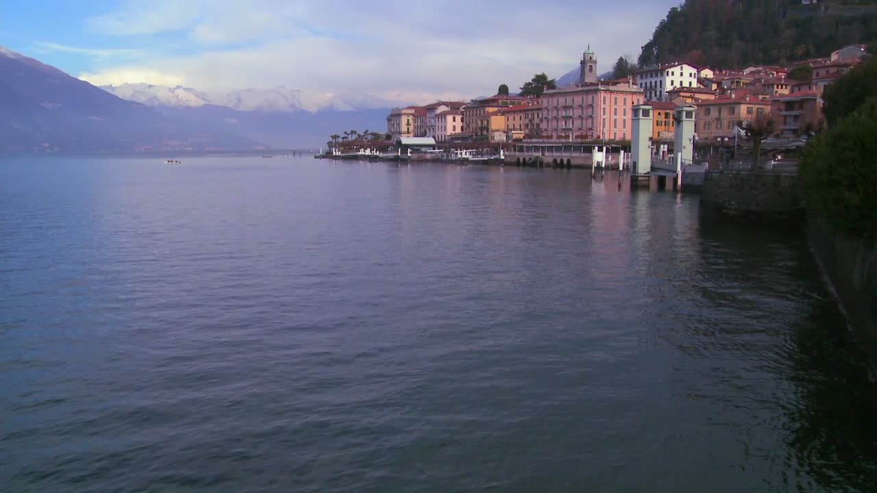 las orillas del lago de como con la ciudad de bellagio y los alpes italianos al fondo