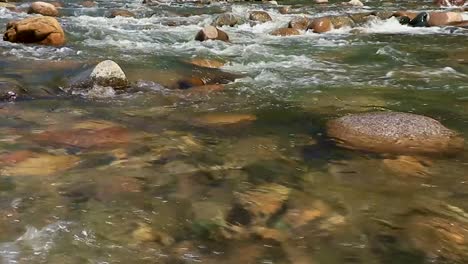 Klares-Wasser-Des-Gebirgsflusses,-Das-Tagsüber-Aus-Flachem-Winkel-Auf-Felsen-Fließt.-Das-Video-Wurde-Am-Umtong-Fluss-Dawki-Meghalaya-Im-Nordosten-Indiens-Aufgenommen