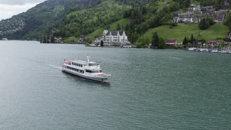 Atemberaubende-Luftaufnahme-Einer-Fähre,-Die-Den-Vierwaldstättersee-Bei-Vitznau-überquert