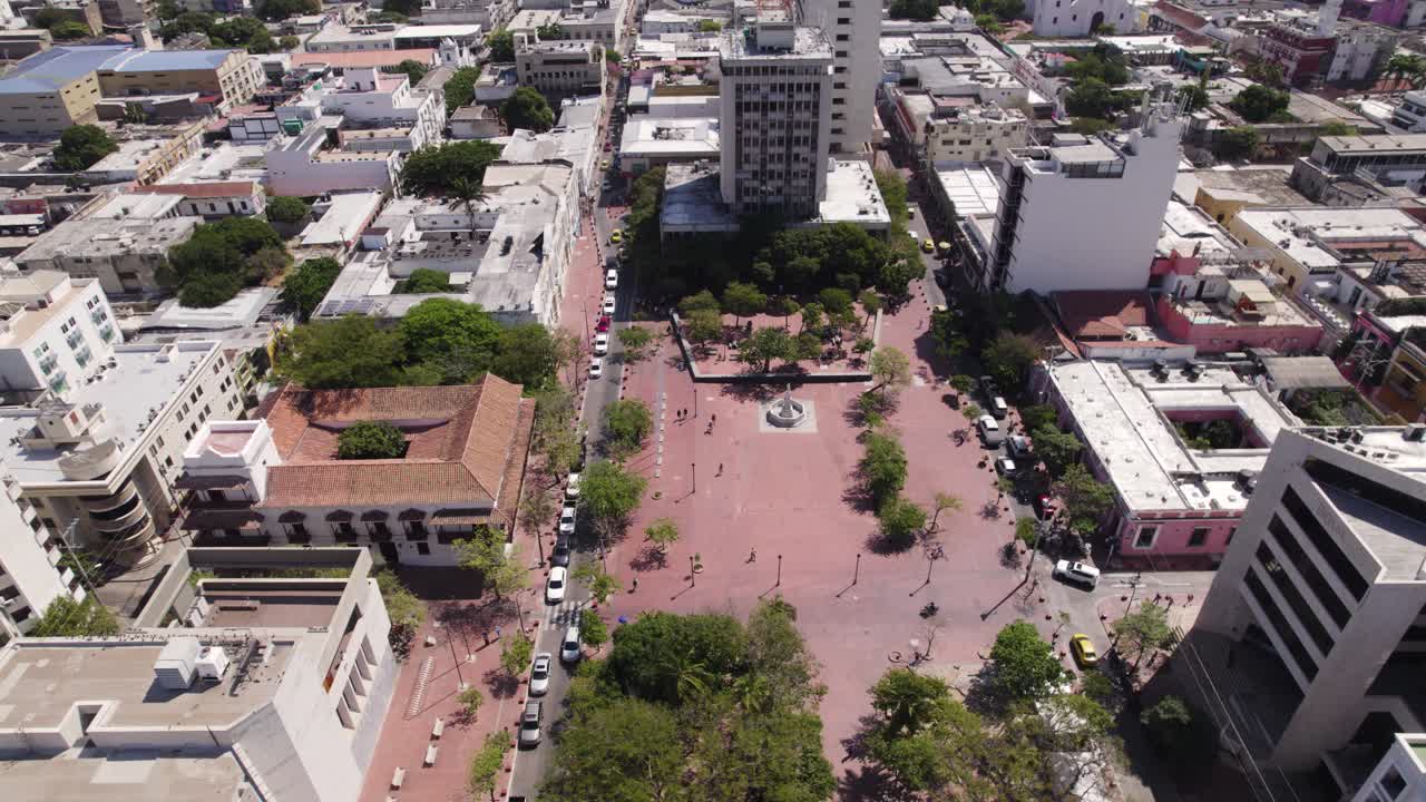 lugar rojo, parque bolívar en la ciudad de santa marta, colombia, órbita aérea, día soleado