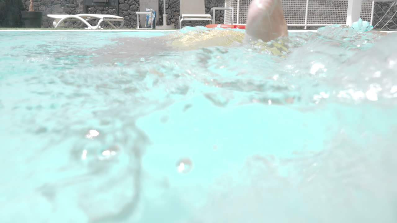 물은 그의 세계입니다.