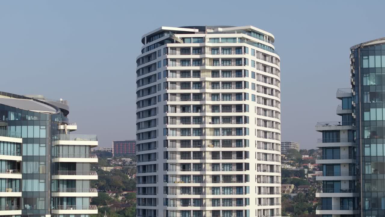 edificios modernos de gran altura en umhlanga, cielo azul claro, paisaje urbano, sudáfrica