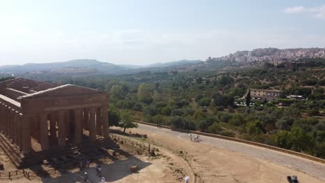 Gente-Visitando-El-Famoso-Templo-De-Concordia-En-El-Valle-De-Los-Templos-En-Agrigento,-Sicilia,-Italia