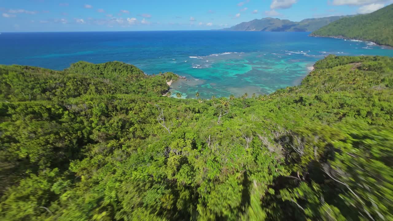 dron fpv volando sobre un bosque exuberante y descendiendo hacia la playa ermitano playa, samana en la república dominicana