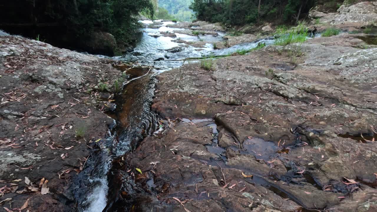 catarata en cascada sobre las rocas en springbrook, qld