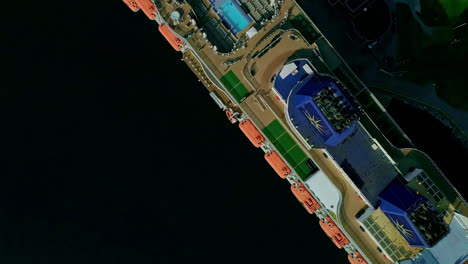 vista aérea de arriba hacia abajo del sobrevuelo de la cubierta superior del crucero atracado