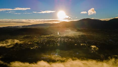 nubes matutinas en movimiento en un país caribeño república dominicana con la luz del sol y las montañas en la parte trasera, impresionantes vistas en jarabacoa