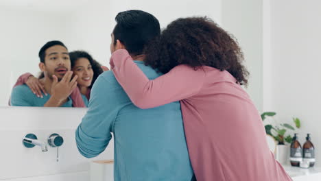 Baño-De-Casa,-Espejo-Y-Pareja-Hablando