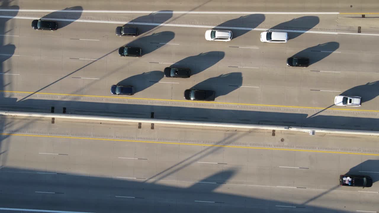 무거운 교통이 있는 i696 고속도로 도로, 공중 상하 하이퍼  ⁇ 플