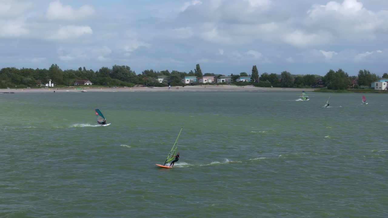 Luftfoto af Makkum med IJsselmeer, surfing, vind, der viser blødt kystlandskab i Holland.