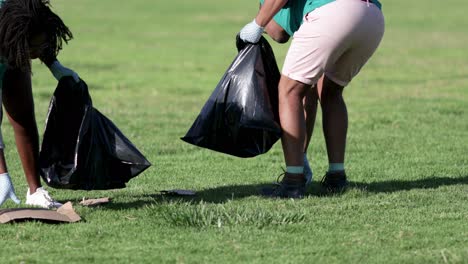 Voluntarios-Recogiendo-Basura-En-Bolsas.