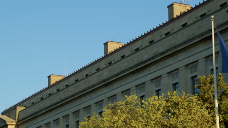 el edificio del departamento de justicia de los estados unidos al amanecer.