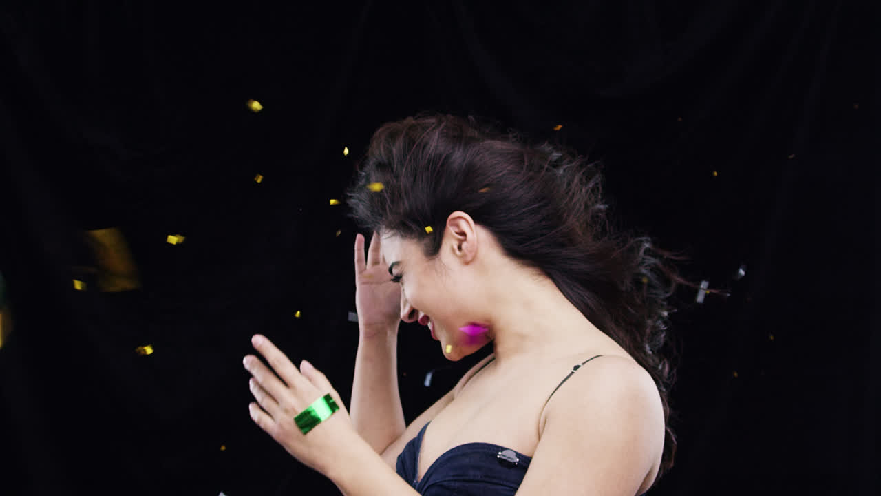 웃긴 안경을 입고 춤추는 인디언 여성 느린 동작 파티 사진 부스