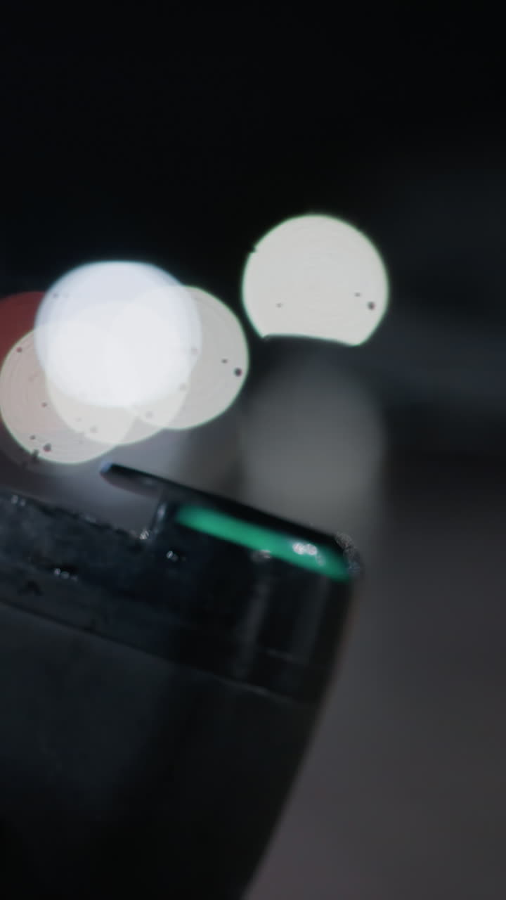 vista de primer plano de un mango de scooter eléctrico con efectos de luz bokeh suave en el fondo