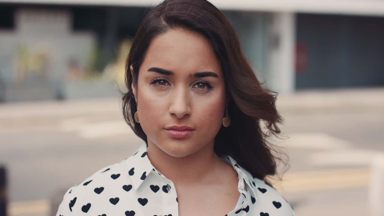 retrato en cámara lenta de una hermosa mujer india