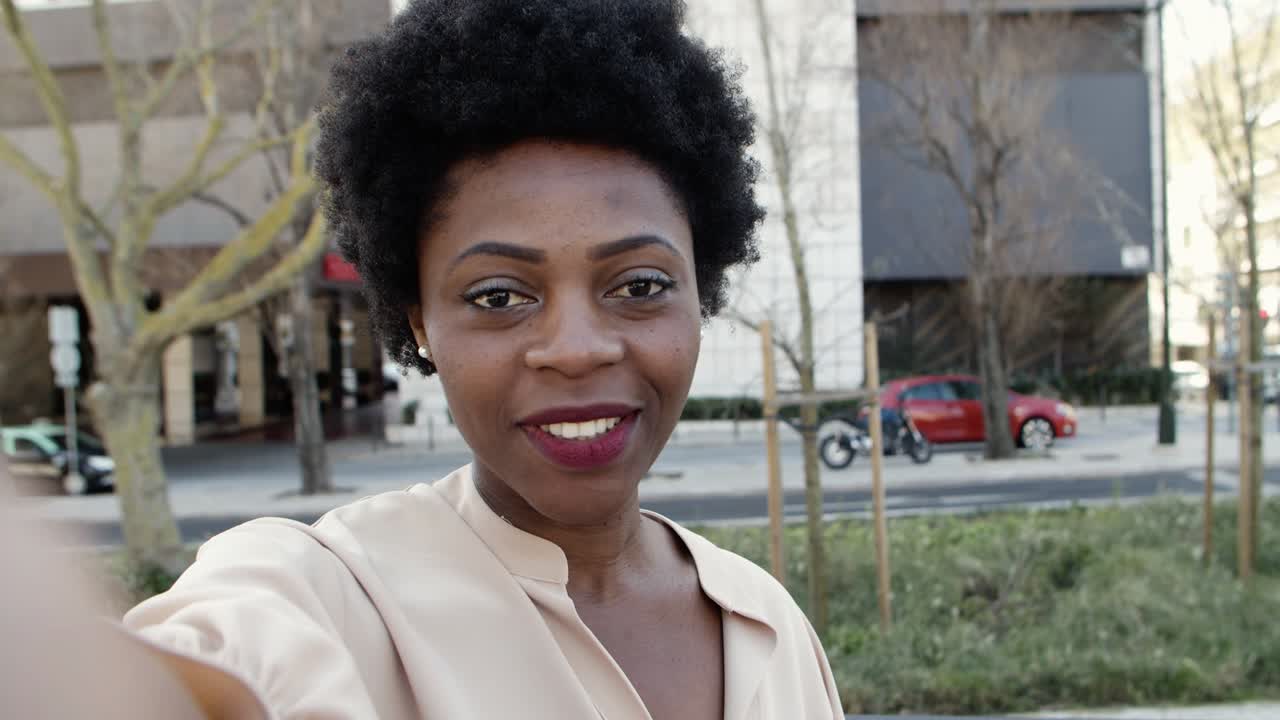 hermosa mujer afroamericana sonriente haciendo una videollamada