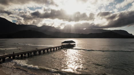 Toma-De-Drones-De-Un-Muelle-Al-Atardecer-En-Kauai,-Hawaii