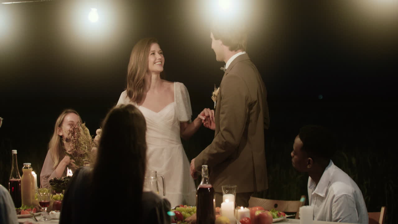 행복 한 부부 와 그 들 의 손님 들