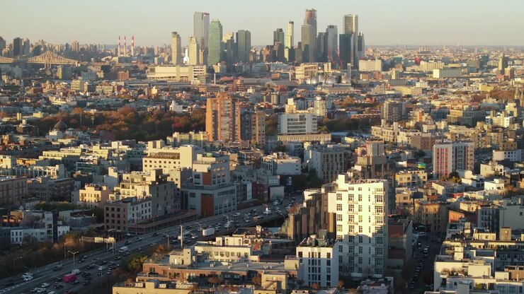 Veduta aerea del traffico sulla Brooklyn Queens Expressway di New York City. Ripresa al crepuscolo.