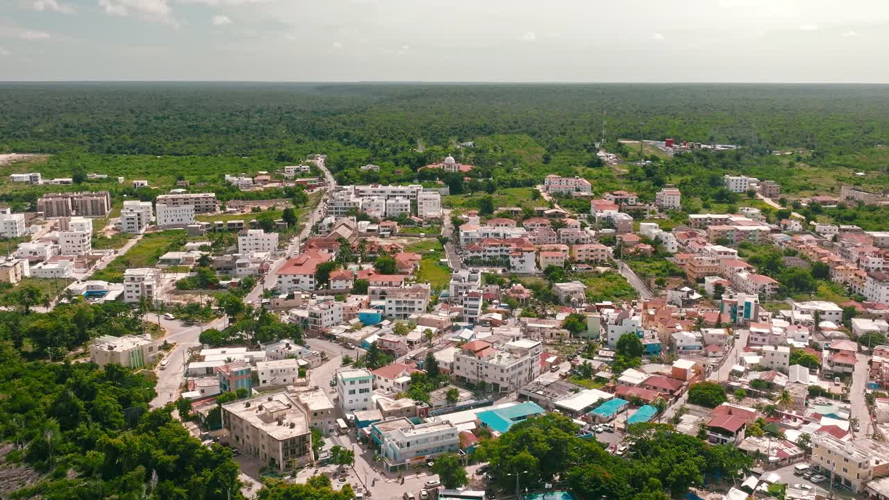 drone volando sobre la aldea y el puerto de bayahibe, la romana en la república dominicana