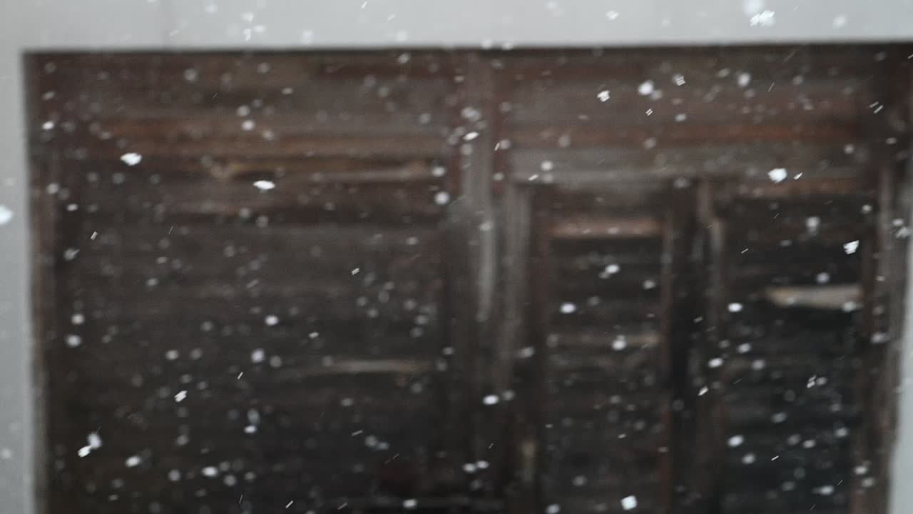 봄에 눈의 슬로우 모션입니다. 흐린 배경