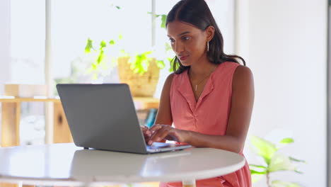 centrado, mujer y búsqueda de computadora portátil en la oficina