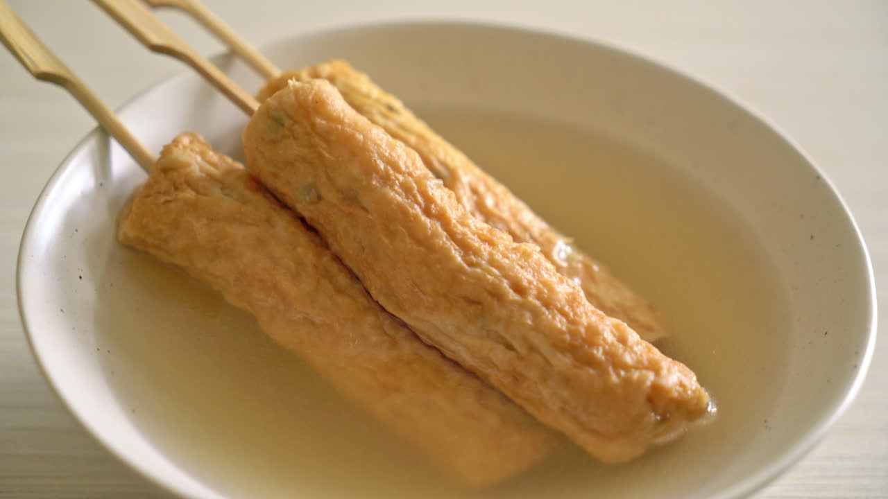 omuk - brocheta de pastel de pescado coreano en sopa - estilo de comida callejera coreana