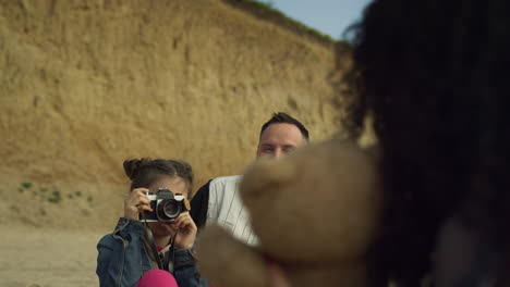 Un-Niño-Lindo-Disfruta-De-La-Fotografía-En-Un-Picnic-Familiar-En-La-Playa.-Familia-Feliz-Relajarse-En-La-Naturaleza.