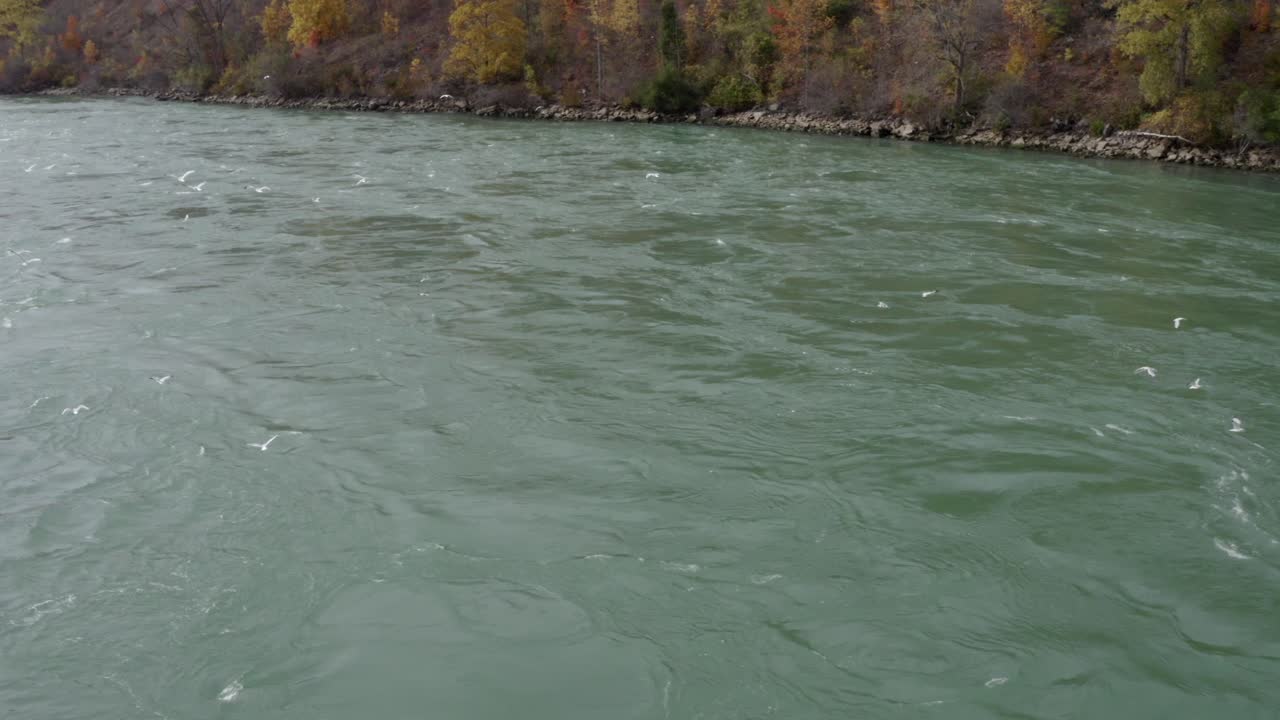 악마의 구멍 위의 드론 - 나이아가라 폭포