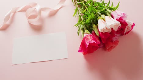 video de flores rosadas y blancas y tarjeta con espacio de copia en fondo rosado