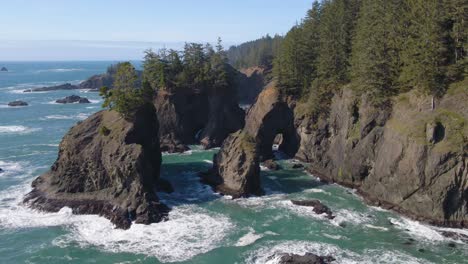 Imágenes-De-Drones-De-4k-De-Olas-En-Acantilados-En-El-Corredor-Samuel-Boardman-De-Brookings-Oregon