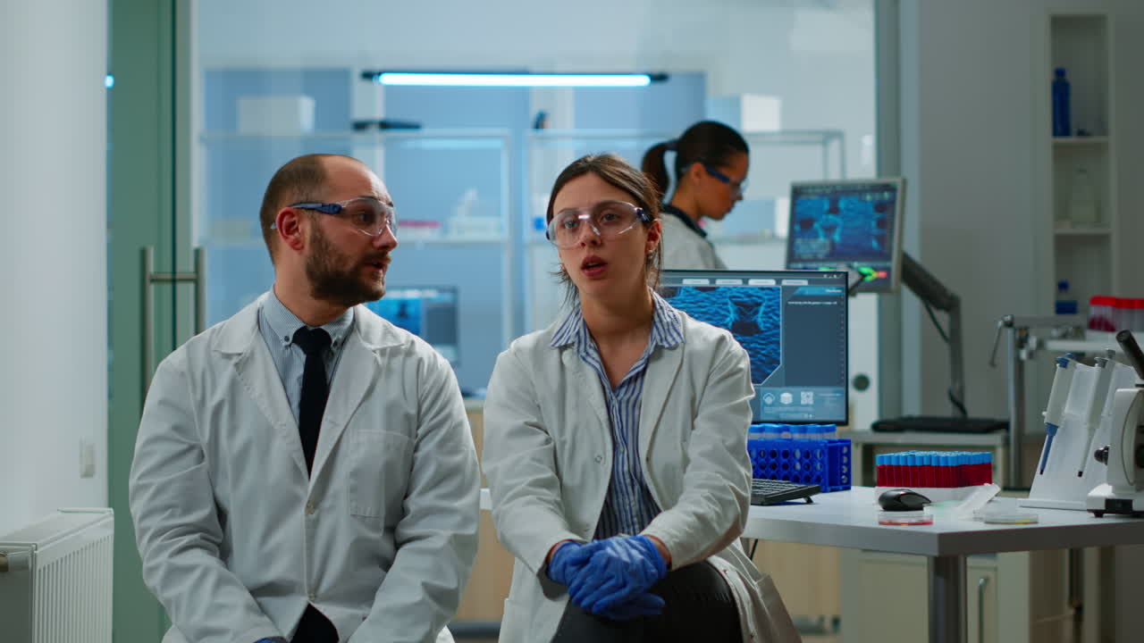 equipo de investigadores que buscan una pantalla virtual con pantalla táctil