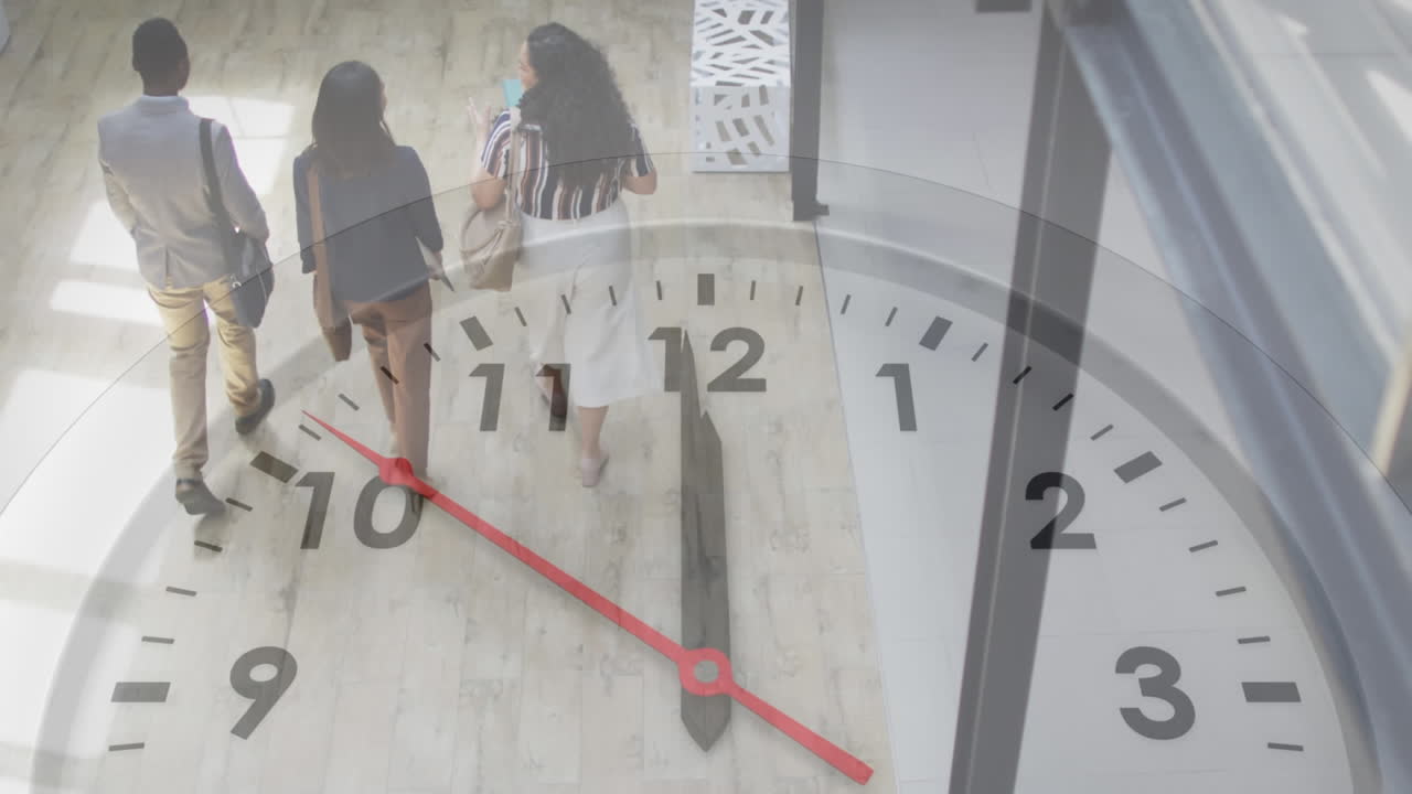 animación del reloj haciendo tic-tac sobre diversas personas de negocios en la oficina.