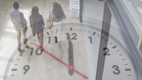 animación del reloj haciendo tic-tac sobre diversas personas de negocios en la oficina.