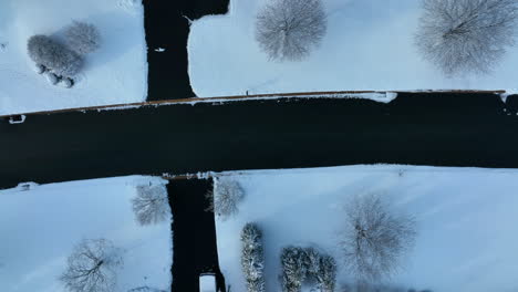 Top-Down-Antenne-Der-Straße-Und-Landschaftsgestaltung-In-Der-Winterschnee-Nachbarschaft