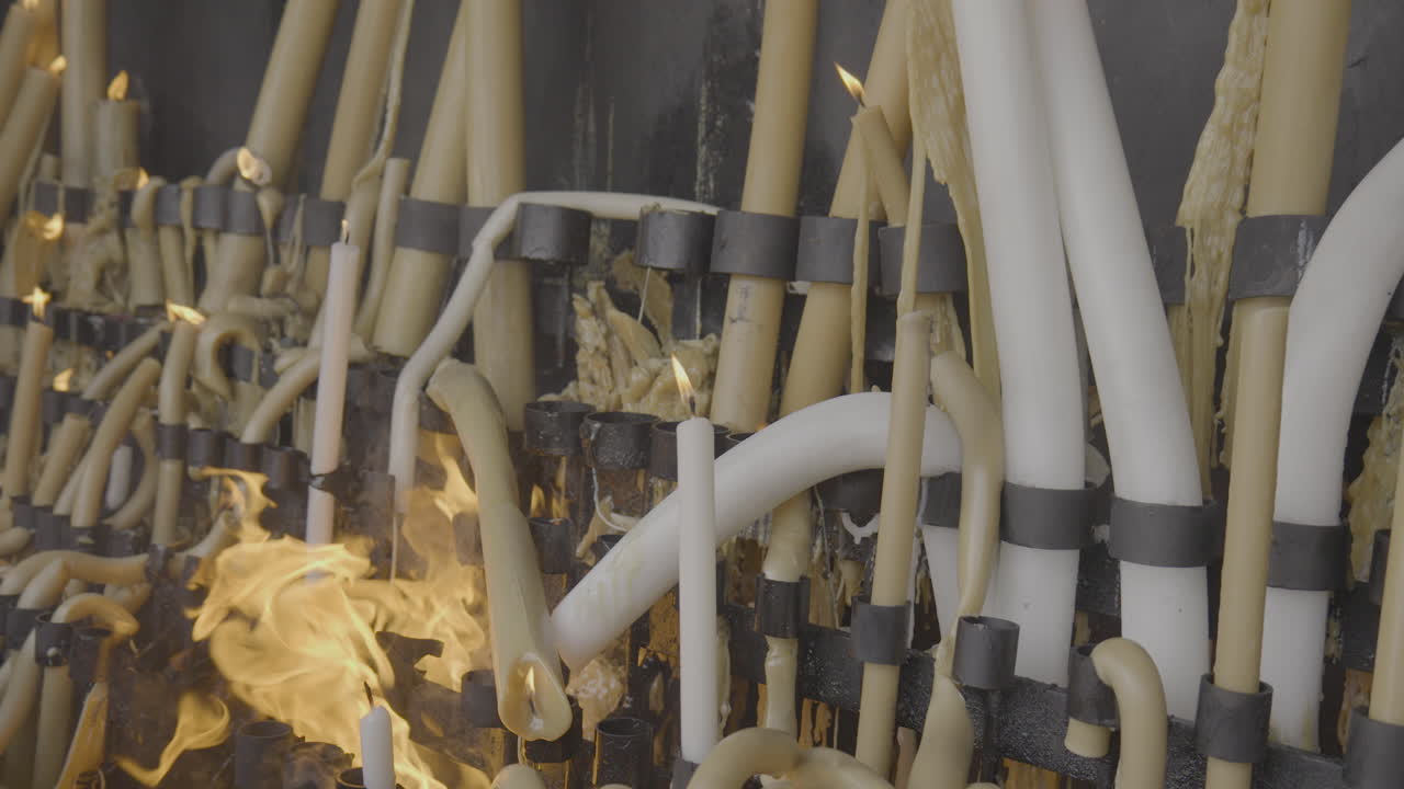 las velas votivas arden en la capilla de las apariciones en el santuario de fátima.