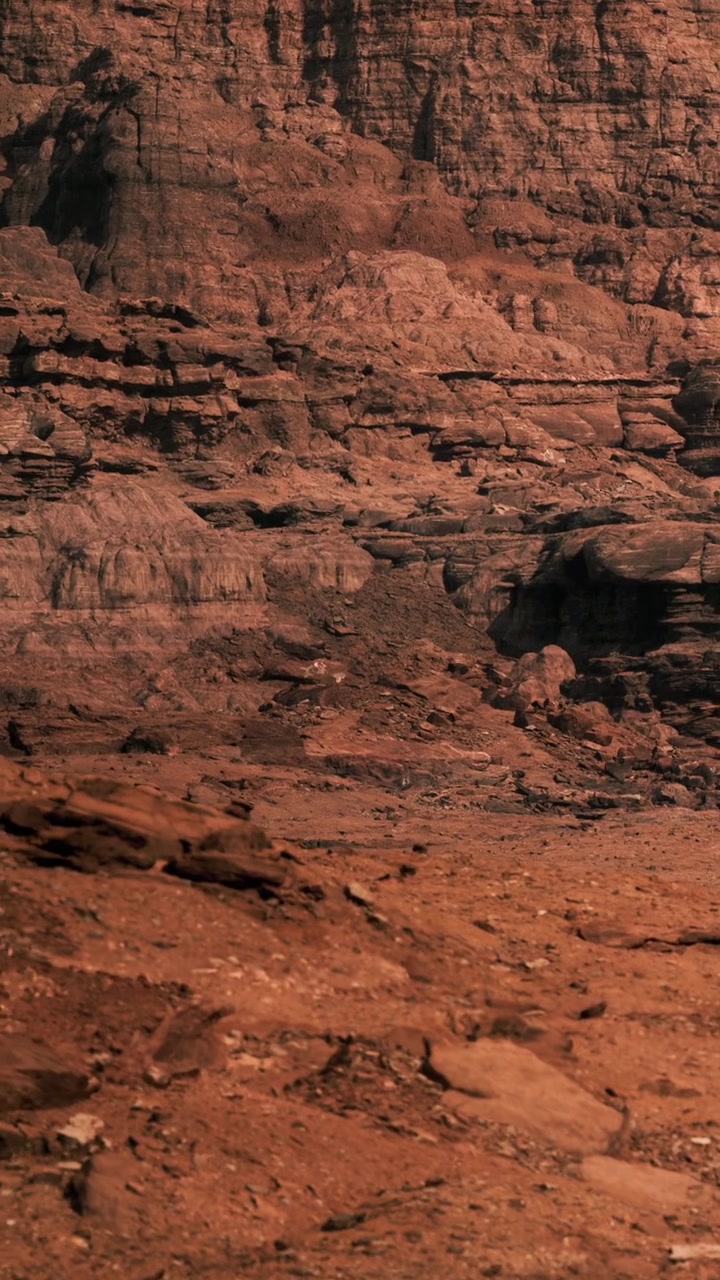 Formazioni rocciose in un'area desertica durante una giornata di sole splendente con cielo sereno