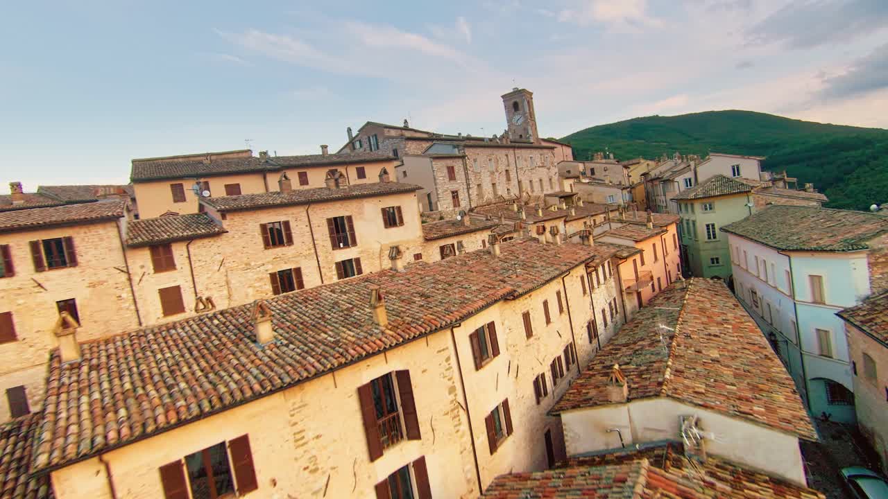 이탈리아  ⁇ 브리아 의 노케라 움브라 시 에 있는 산타 마리아 아순타 대성당 이 있는 마을 지붕 위 를 날아다니는 것