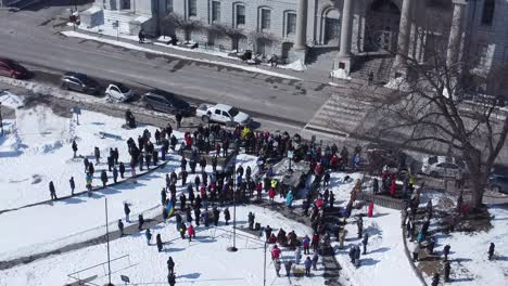 Spirituelle-Gruppen-Versammelten-Sich-In-Kingston-Ontario,-Um-Angesichts-Der-Einfälle-In-Der-Ukraine-Für-Den-Frieden-Zu-Beten