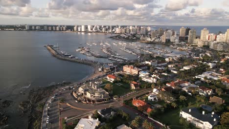 Iluminado-Por-El-Sol-Punta-Del-Este-Costa-Frente-Al-Mar-Rascacielos-Complejo-Ciudad-Paisaje-Uruguay-Horizonte-Vista-Aérea