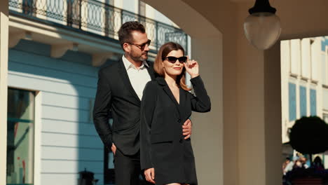 una pareja elegante en trajes negros.